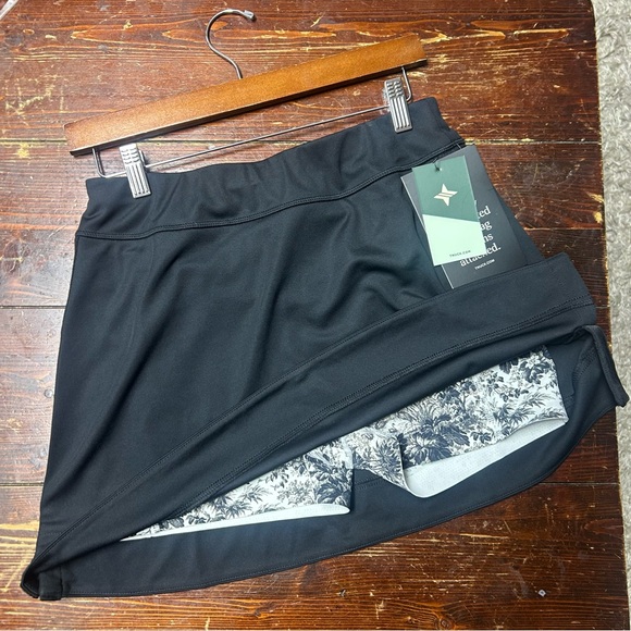 Tuckernuck Dresses & Skirts - Tuckernuck black skirt with hoker shorts underneath size small brand new